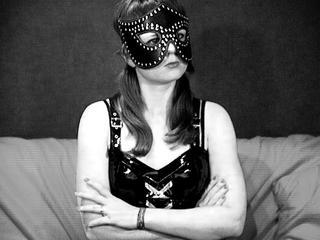  HerrinVeronika:  Dominant, Fetisch, Lack und Leder, Natursekt, Rollenspiele, SM-Sex, Spanking, Voyeurismus, Wachs-Spiele, Live-Dates - BH-Gr&ouml;sse: B
