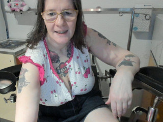 Breedme:  Devot, Gangbang, Natursekt, Oralsex, Outdoor, Parkplatz-Sex, Tattoos, Voyeurismus