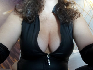  EvaNadiaXXX:  Anal-Sex, Devot, Dominant, Fesselspiele, Oralsex, Pornographie, Rollenspiele, Schlucken, Sexspielzeug, Wachs-Spiele - BH-Grösse: D