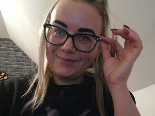  HornyVicky:  Anal-Sex, Dominant, Exhibitionismus, Lack und Leder, Oralsex, Outdoor, Rollenspiele, Schlucken, Spanking, Live-Dates