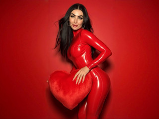 MilanaMills - Wer wei&szlig;, wie man die Aufmerksamkeit des M&auml;dchens verdient, er bekommt das Leckerste von ihr!