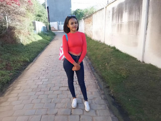  AlisaXMellody:  Devot, Exhibitionismus, Fetisch, Spanking, Voyeurismus - BH-Gr&ouml;sse: C