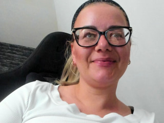  HornyVicky:  Anal-Sex, Dominant, Exhibitionismus, Lack und Leder, Oralsex, Outdoor, Rollenspiele, Schlucken, Spanking, Live-Dates