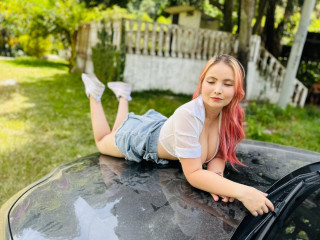  SabrinaKitty:  Anal-Sex, Devot, Exhibitionismus, Rollenspiele, Sexspielzeug, SM-Sex, Voyeurismus, Wachs-Spiele, Live-Dates